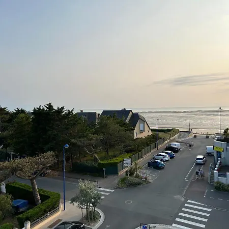 Les Pieds Dans L'eau A Sur Hauteville-sur-Mer
